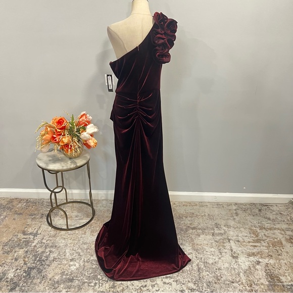 Xscape Burgundy Red Velvet Ruffled One Shoulder Maxi Formal Evening Gown Reemoly - Picture 9 of 16